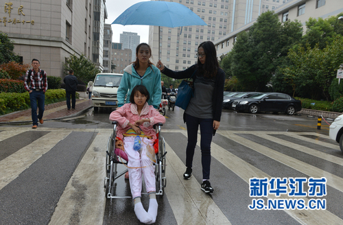 住院當(dāng)天，路上下起了小雨，記者為她撐起了雨傘。