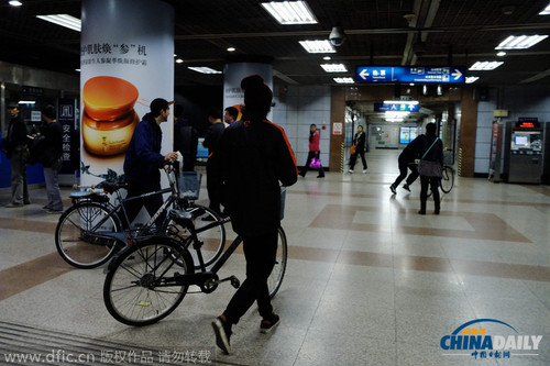 2014年10月29日，北京，老外欲將自行車帶入地鐵被阻攔后，憤憤沖向出站口。