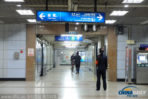 2014年10月29日，北京，三老外將自行車推出地鐵站