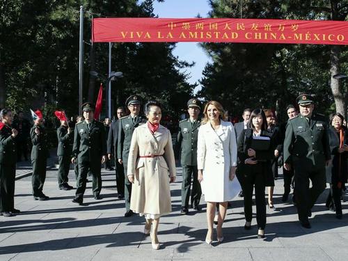 13日上午，彭麗媛邀請墨西哥總統(tǒng)夫人里韋拉來到解放軍藝術(shù)學(xué)院參觀。