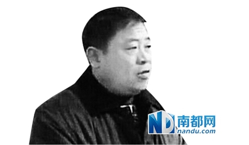 專案組向“億元水官”出示抓捕文書 遭其搶過(guò)撕掉