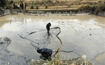 12月11日，陬市鎮(zhèn)青龍村連魚口組堆放工業(yè)廢料護壩的下游沉淀池內(nèi)，施工人員將原本紅色的水排出，然后清淤。據(jù)涉事企業(yè)相關(guān)負責(zé)人介紹，清淤結(jié)束后，將請湖南省環(huán)境科學(xué)研究所重新規(guī)劃設(shè)計沉淀池。