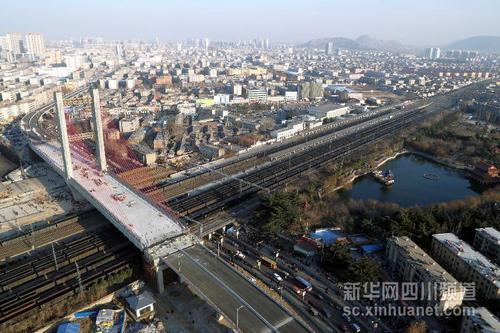 　正在進(jìn)行轉(zhuǎn)體作業(yè)的橋梁橫跨京滬線（1月19日攝）。