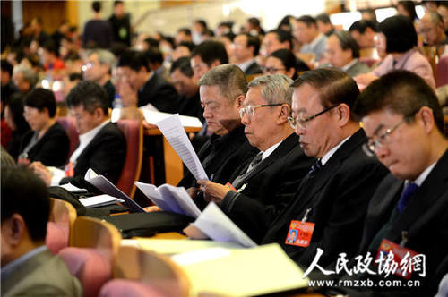 1月21日,中國(guó)人民政治協(xié)商會(huì)議北京市第十二屆委員會(huì)第三次會(huì)議在北京會(huì)議中心開(kāi)幕.圖為委員們認(rèn)真聽(tīng)會(huì)2