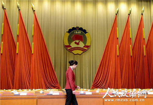 1月21日,中國人民政治協(xié)商會議北京市第十二屆委員會第三次會議在北京會議中心開幕.圖為委員們認(rèn)真聽會,圖為開幕式前,一名工作人員為大會開幕做最后的準(zhǔn)備