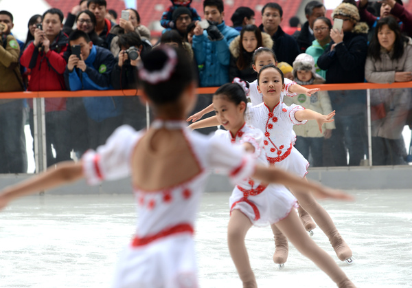 1月24日,“鳥巢歡樂冰雪季”在國家體育場“鳥巢”正式開啟，為申辦2022年冬奧會(huì)助力。游客們可以在“鳥巢歡樂冰雪季”體驗(yàn)冰雪運(yùn)動(dòng)的樂趣。本報(bào)記者 齊波 攝