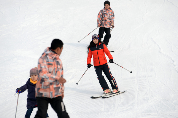 1月24日,“鳥巢歡樂冰雪季”在國家體育場“鳥巢”正式開啟，為申辦2022年冬奧會(huì)助力。游客們可以在“鳥巢歡樂冰雪季”體驗(yàn)冰雪運(yùn)動(dòng)的樂趣。圖為自由式滑雪項(xiàng)目世界杯冠軍李妮娜和滑雪愛好者同場競技。本報(bào)記者 齊波 攝