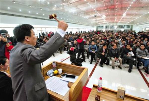 叫價 昨日，中央和國家機關公車改革取消車輛首場拍賣會在京舉行，拍賣師劉京武正在叫價。