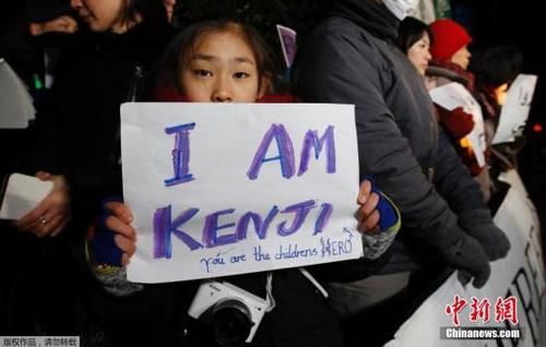 當?shù)貢r間2015年1月28日，日本東京，民眾在安倍府邸外燭光守夜，聲援后藤健二(Kenji Goto)。