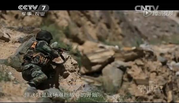 武警官兵向暴恐分子發(fā)起政治攻勢，勸其投降。