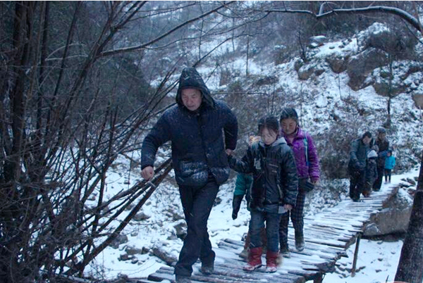 陜西22名學(xué)生每天往返8公里求學(xué)-冰天雪地爬山過(guò)河9