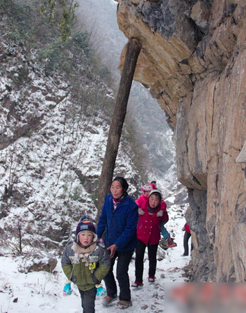 陜西22名學(xué)生每天往返8公里求學(xué)-冰天雪地爬山過(guò)河7