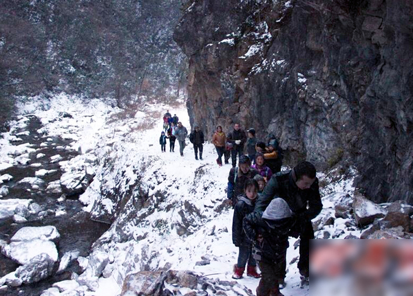 陜西22名學(xué)生每天往返8公里求學(xué)-冰天雪地爬山過(guò)河6