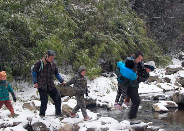 陜西22名學(xué)生每天往返8公里求學(xué)-冰天雪地爬山過(guò)河4