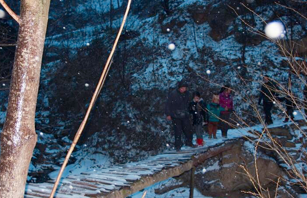 陜西22名學(xué)生每天往返8公里求學(xué)-冰天雪地爬山過(guò)河3