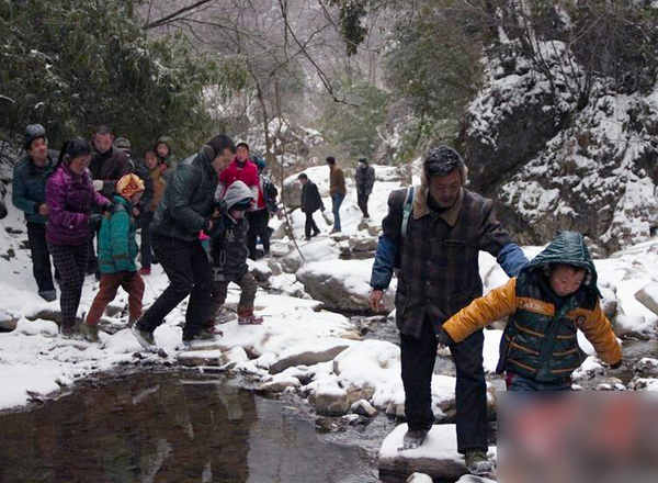 陜西22名學(xué)生每天往返8公里求學(xué)-冰天雪地爬山過(guò)河8