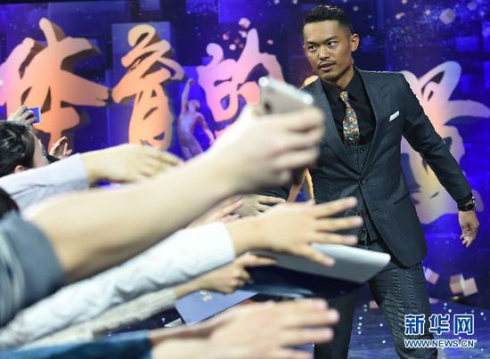 2月1日，羽毛球國手林丹在頒獎典禮紅毯儀式上。 當(dāng)日，“2014CCTV體壇風(fēng)云人物年度評選”頒獎典禮在京舉行。 新華社記者公磊1
