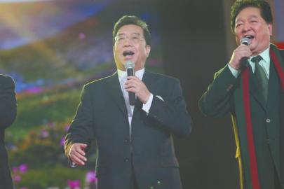 文聯(lián)春晚上，李雙江與楊洪基等藝術(shù)家合唱《誰不說俺家鄉(xiāng)好》，宣告復(fù)出歌壇。