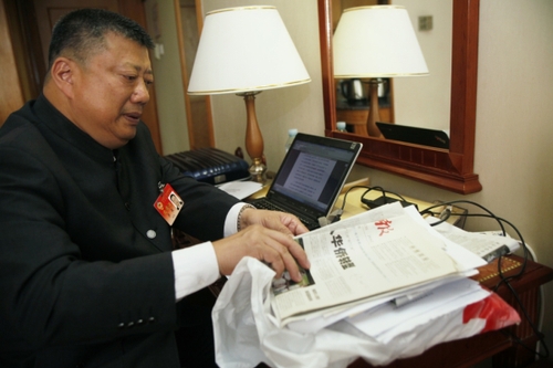李崴在北京駐地完善他的提案（2月27日攝）。