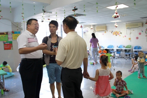 這是2013年6月2日，李崴（左一）帶領志愿者到廣州市社會（兒童）福利院參加公益活動，捐贈兒童用品的資料照片。