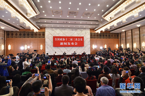 3月2日，全國(guó)政協(xié)十二屆三次會(huì)議新聞發(fā)布會(huì)在北京人民大會(huì)堂舉行，大會(huì)發(fā)言人呂新華介紹會(huì)議有關(guān)情況并回答中外記者提問(wèn)。 新華社記者 李鑫攝