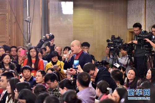 3月2日，全國政協(xié)十二屆三次會(huì)議新聞發(fā)布會(huì)在北京人民大會(huì)堂舉行，大會(huì)發(fā)言人呂新華介紹會(huì)議有關(guān)情況并回答中外記者提問。這是記者在發(fā)布會(huì)上提問。新華社記者 李鑫 攝