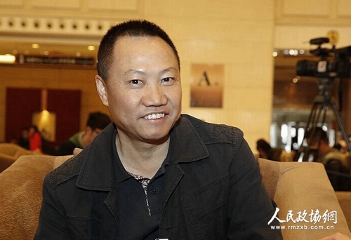 全國政協(xié)委員、四川省旅游局副局長鄭學(xué)炳接受采訪。 中國青年網(wǎng)記者 張炎良攝_副本