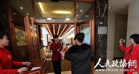 為避開(kāi)記者采訪，宋丹丹一路小跑進(jìn)入餐廳。 張炎良 攝