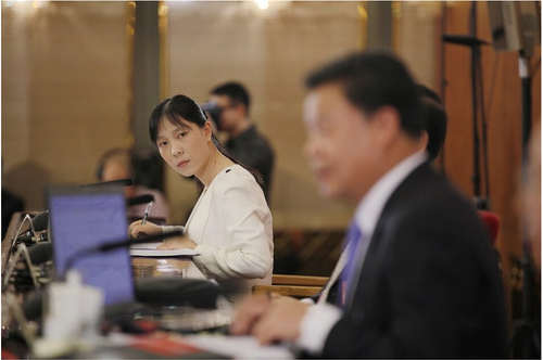 2015年03月02日，北京，全國政協(xié)十二屆三次會議召開新聞發(fā)布會。全國政協(xié)新聞發(fā)言人呂新華在回應(yīng)反腐問題上表示，黨和政府以及人民群眾在反腐問題上的態(tài)度是一致的，并且使用了網(wǎng)絡(luò)熱詞“任性”以及“鐵帽子王”，這些詞難住現(xiàn)場翻譯。