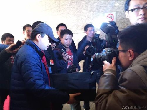 近20多名記者圍堵，趙本山等不及電梯，在助理的護送下，選擇走樓梯。南都記者龍玉琴攝