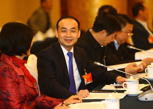 全國(guó)人大代表、深圳市龍崗區(qū)南嶺村社區(qū)黨委書記張育彪在2015年全國(guó)兩會(huì)上。張育彪 供圖_副本11