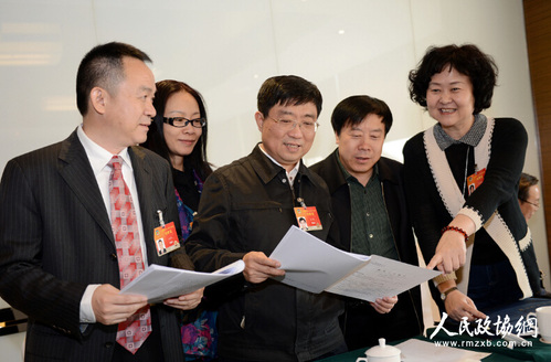 15A3月6日，民建界別小組討論政府工作報告。圖為民建委員施耀忠（左一）鐘瑛（左二）、龔立群（左三）、鄭錦春（右二）、王愛儉(右一）在一起交流政府工作報告。本報記者 田福良攝