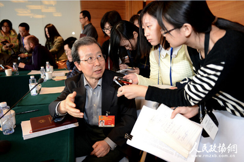 20A3月6日，中外友好界別小組會結(jié)束后程永華委員接受中外記者采訪 本報記者 田福良攝