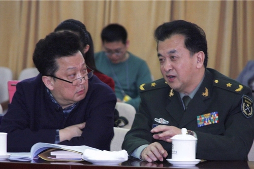 3月6日下午，文藝界郁鈞劍委員與黃宏委員在小組討論會(huì)上交流。 記者 孫金誠 攝_副本