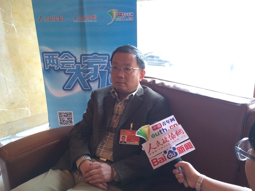 全國(guó)政協(xié)委員、杭州師范大學(xué)校長(zhǎng)杜衛(wèi)接受記者采訪。 周圍圍 攝