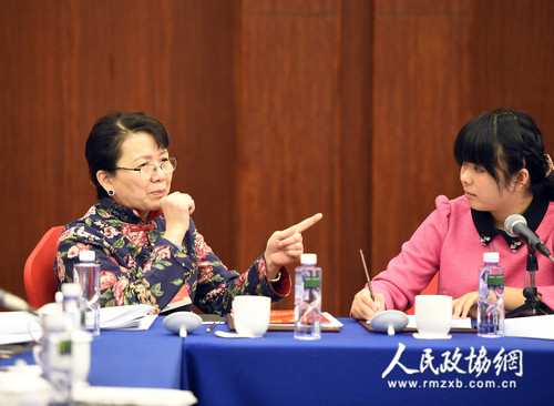 高曉笛委員用手語(yǔ)參與討論