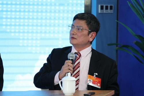 全國(guó)人大代表、貴州大學(xué)校長(zhǎng)鄭強(qiáng)做客中國(guó)青年網(wǎng)“兩會(huì)大家談”。 李延兵 攝