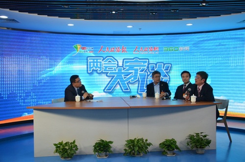 “兩會大家談”活動現(xiàn)場。全國人大代表、南開大學校長龔克(左二)、全國人大代表、貴州大學校長鄭強(右一)、全國人大代表、集寧一中校長李一飛(右二)、中國傳媒大學教授、博導、移動互聯(lián)網(wǎng)研究所所長曹三省(左一)。 蘇賀 攝