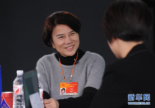 2015年3月9日，全國(guó)人大代表、格力集團(tuán)董事長(zhǎng)董明珠做客新華訪談2015全國(guó)兩會(huì)特別節(jié)目，談“讓創(chuàng)新成為企業(yè)發(fā)展新常態(tài)”。圖為董明珠在訪談現(xiàn)場(chǎng)。 新華網(wǎng) 陳競(jìng)超 攝