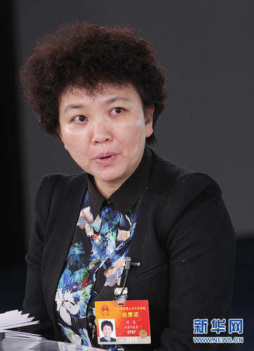2015年3月10日，全國人大代表、江蘇省住房和城鄉(xiāng)建設(shè)廳廳長周嵐作客新華網(wǎng)。圖為嘉賓回答問題。