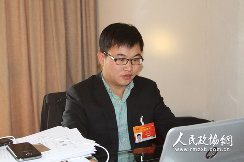 全國人大代表、內(nèi)蒙古創(chuàng)業(yè)青年馬瑞強 記者李延兵攝 拷貝