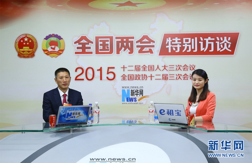 2015年3月10日，全國人大代表、煙臺(tái)張?jiān)Ｆ咸厌劸乒煞萦邢薰究偨?jīng)理周洪江作客新華會(huì)客廳。新華網(wǎng) 李江 攝