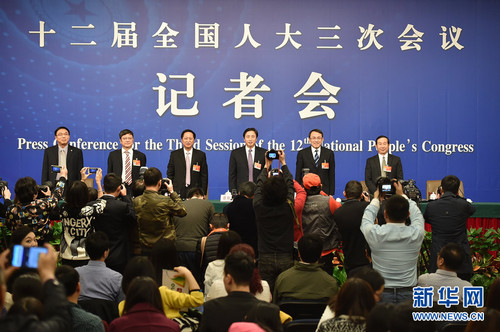 3月13日，十二屆全國人大三次會議新聞中心舉行記者會，邀請謝和平、沈健、羅偉其、李建保、鄭強等5位全國人大代表就“完善高等教育治理結構”的相關問題回答中外記者提問。新華社記者 李然 攝