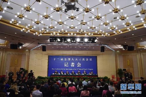 3月13日，十二屆全國(guó)人大三次會(huì)議新聞中心舉行記者會(huì)，邀請(qǐng)謝和平、沈健、羅偉其、李建保、鄭強(qiáng)等5位全國(guó)人大代表就“完善高等教育治理結(jié)構(gòu)”的相關(guān)問題回答中外記者提問。新華社記者 李然 攝1