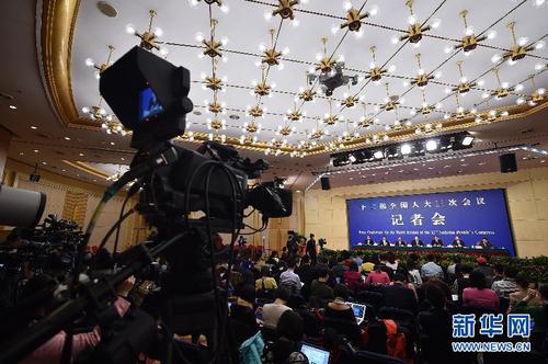 3月13日，十二屆全國人大三次會議新聞中心舉行記者會，邀請謝和平、沈健、羅偉其、李建保、鄭強(qiáng)等5位全國人大代表就“完善高等教育治理結(jié)構(gòu)”的相關(guān)問題回答中外記者提問。新華社記者 李然 攝3