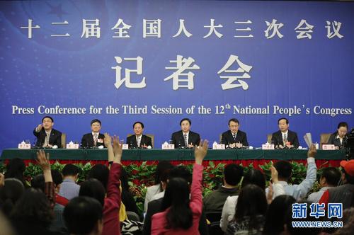 3月13日，十二屆全國人大三次會議新聞中心舉行記者會，邀請謝和平、沈健、羅偉其、李建保、鄭強等5位全國人大代表就“完善高等教育治理結構”的相關問題回答中外記者提問。新華社記者 沈伯韓 攝