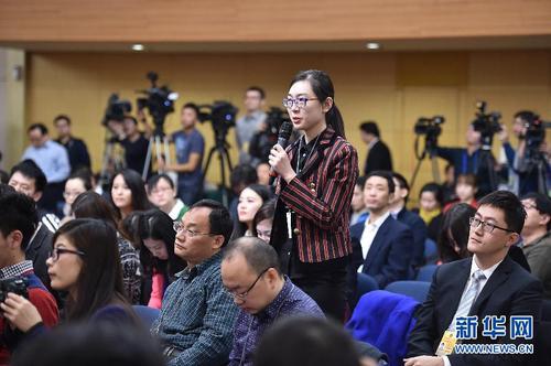 3月13日，十二屆全國人大三次會議新聞中心舉行記者會，邀請謝和平、沈健、羅偉其、李建保、鄭強(qiáng)等5位全國人大代表就“完善高等教育治理結(jié)構(gòu)”的相關(guān)問題回答中外記者提問。這是記者在現(xiàn)場提問。新華社記者 李然 攝