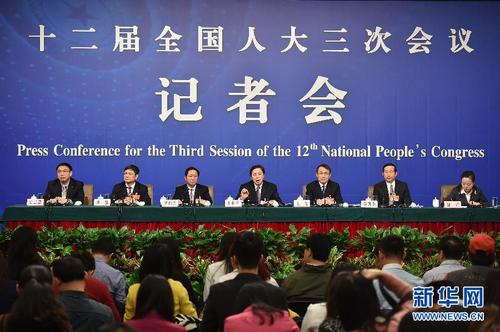 3月13日，十二屆全國(guó)人大三次會(huì)議新聞中心舉行記者會(huì)，邀請(qǐng)謝和平、沈健、羅偉其、李建保、鄭強(qiáng)等5位全國(guó)人大代表就“完善高等教育治理結(jié)構(gòu)”的相關(guān)問(wèn)題回答中外記者提問(wèn)。這是李建保在回答記者提問(wèn)。新華社記者 李然 攝1