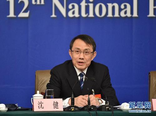 3月13日，十二屆全國(guó)人大三次會(huì)議新聞中心舉行記者會(huì)，邀請(qǐng)謝和平、沈健、羅偉其、李建保、鄭強(qiáng)等5位全國(guó)人大代表就“完善高等教育治理結(jié)構(gòu)”的相關(guān)問(wèn)題回答中外記者提問(wèn)。這是沈健在回答記者提問(wèn)。新華社記者 李然 攝