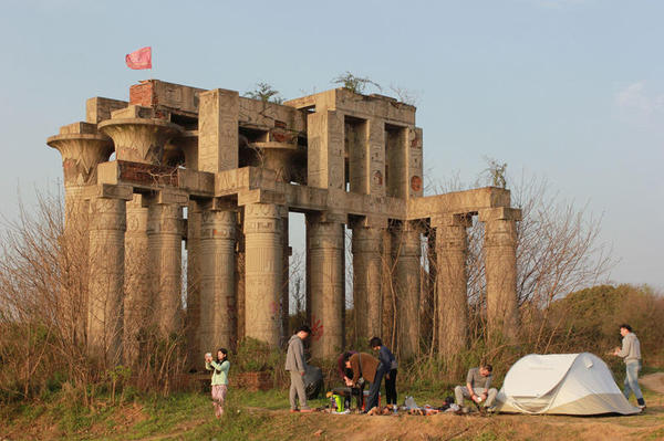 在金字塔、神廟建筑等廢棄景點(diǎn)前支起帳篷、炊具，進(jìn)行野餐燒烤、宿營。